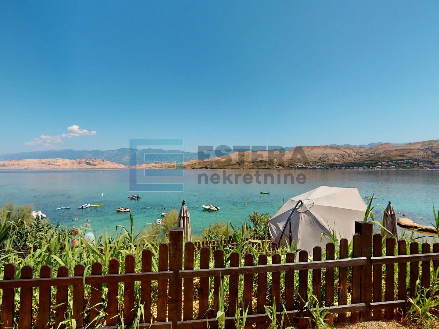 PRODAJA hotel 18 soba, 3*, Pag, pogled na more, 10 m od mora