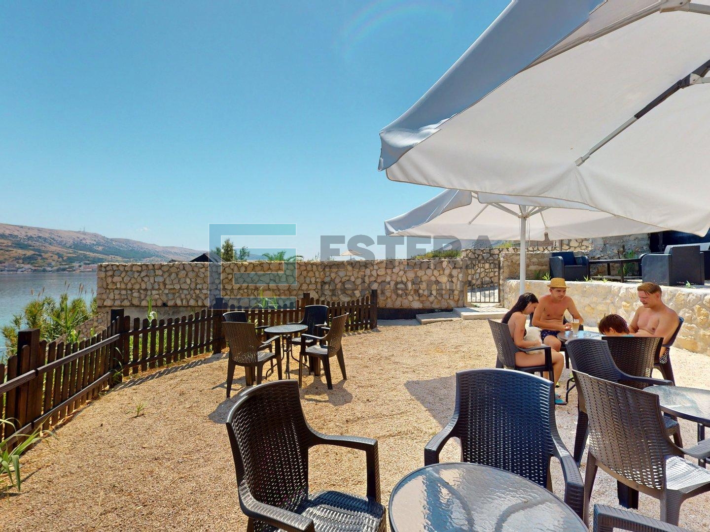 PRODAJA hotel 18 soba, 3*, Pag, pogled na more, 10 m od mora