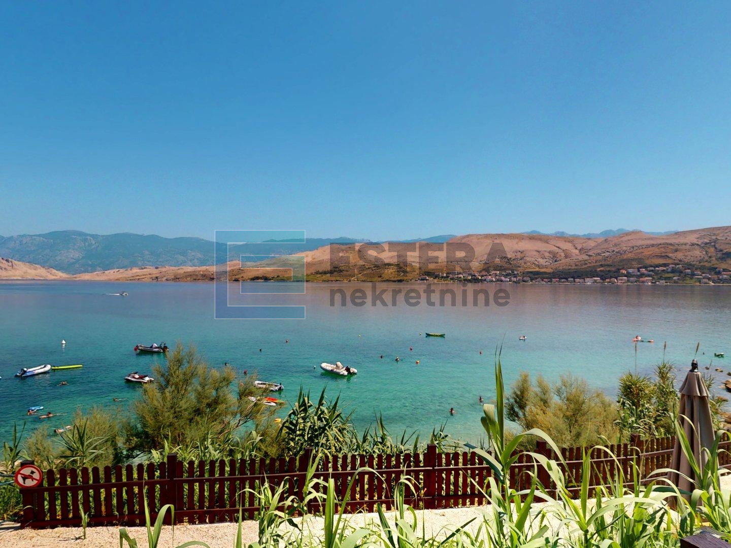 PRODAJA hotel 18 soba, 3*, Pag, pogled na more, 10 m od mora