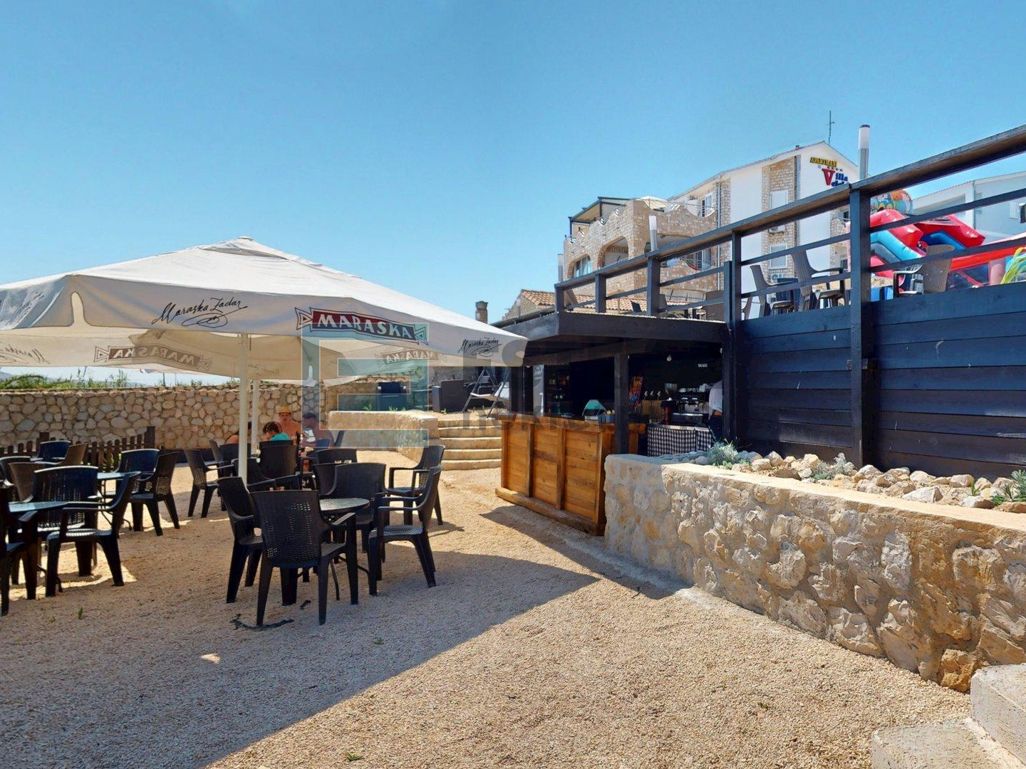 PRODAJA hotel 18 soba, 3*, Pag, pogled na more, 10 m od mora