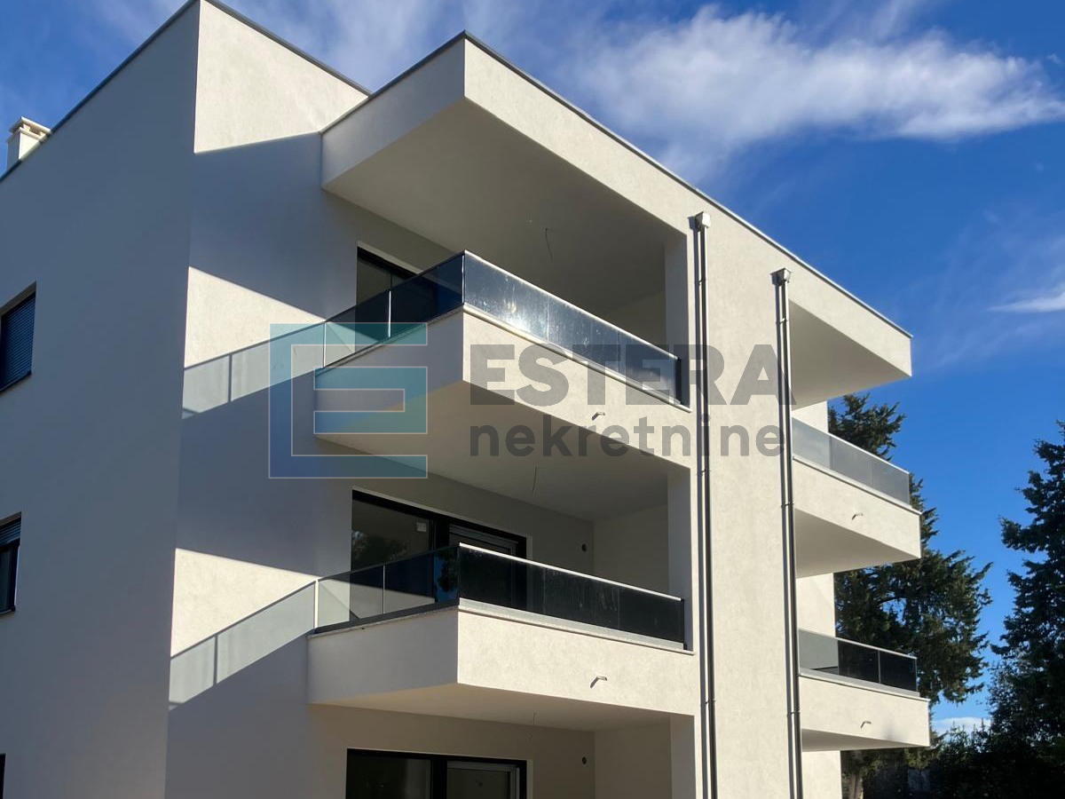 Apartman penthouse 77 m2 PRODAJA Pakoštane, 3s, 2. kat, krovna terasa, loggia, 2x parking, 300 m od mora
