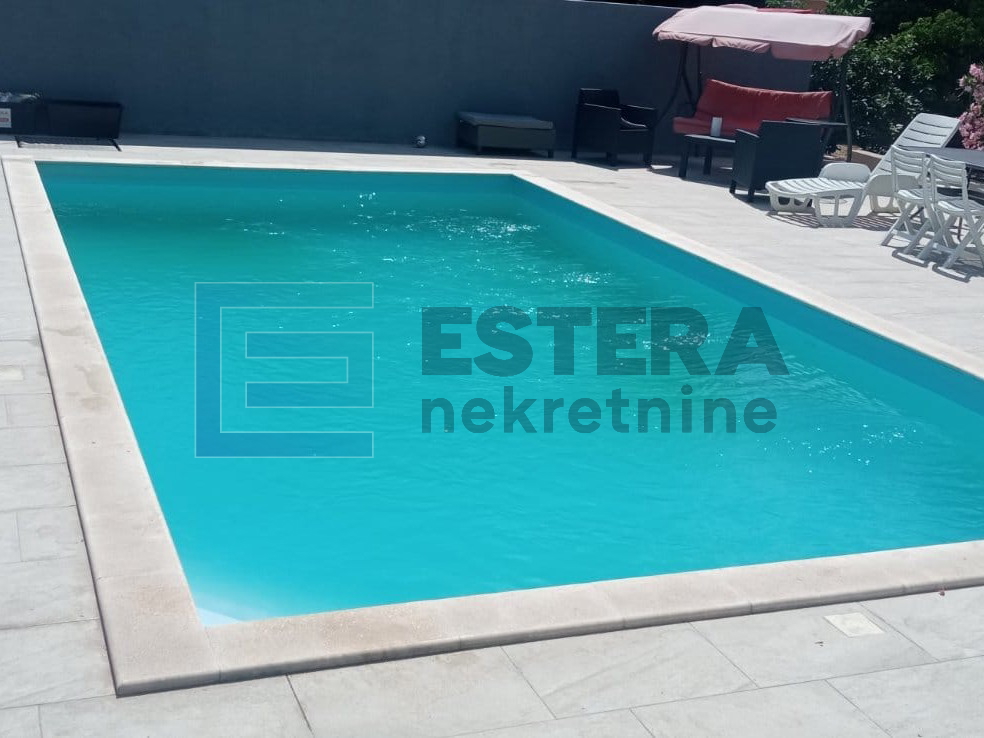 Kuća 244 m2 PRODAJA Biograd na Moru, 8 apartmana, bazen