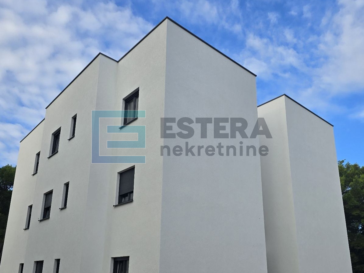 Apartman penthouse 77 m2 PRODAJA Pakoštane, 3s, 2. kat, krovna terasa, loggia, 2x parking, 300 m od mora