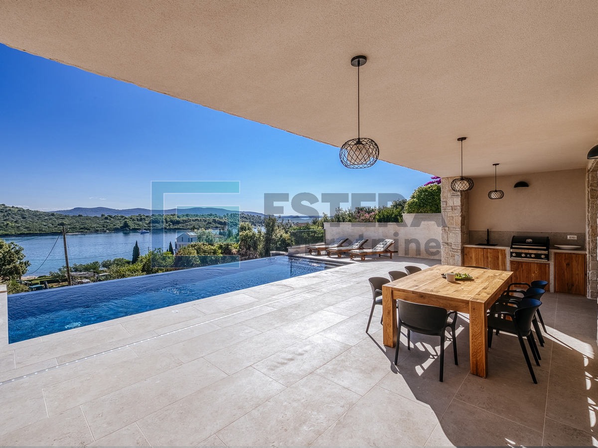 Vila s bazenom i pogledom na more PRODAJA, otok Iž, 100 m od mora