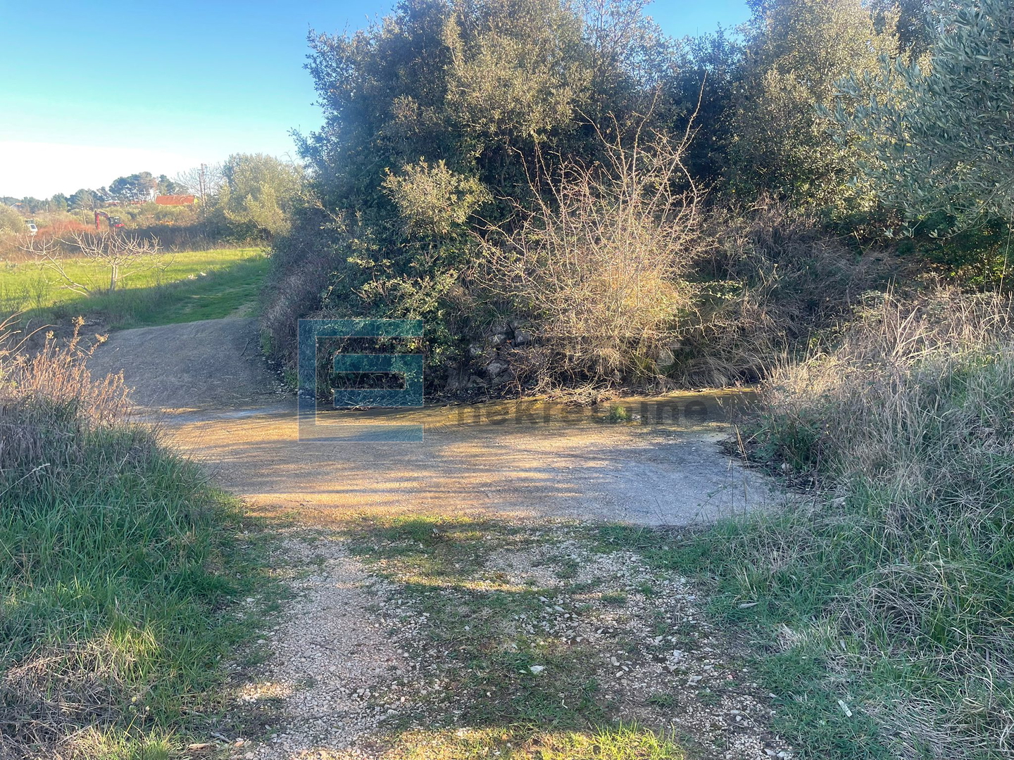 Građevinsko zemljište PRODAJA Mrljane, otok Ugljan 857 m2, 300 do mora