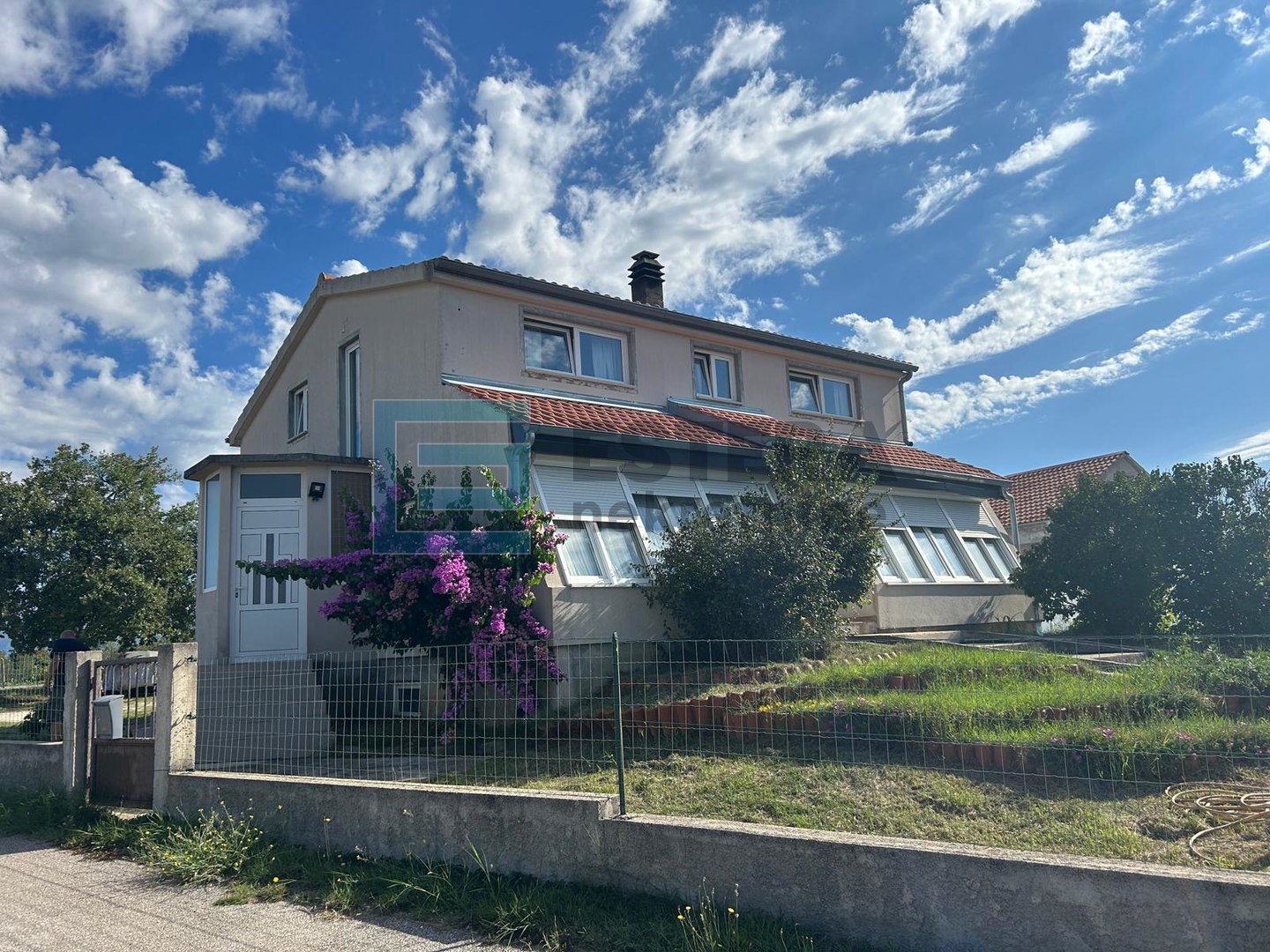 Kuća s bazenom i velikom okućnicom PRODAJA blizina Zadra