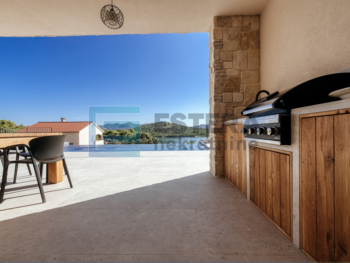 Vila s bazenom i pogledom na more PRODAJA, otok Iž, 100 m od mora