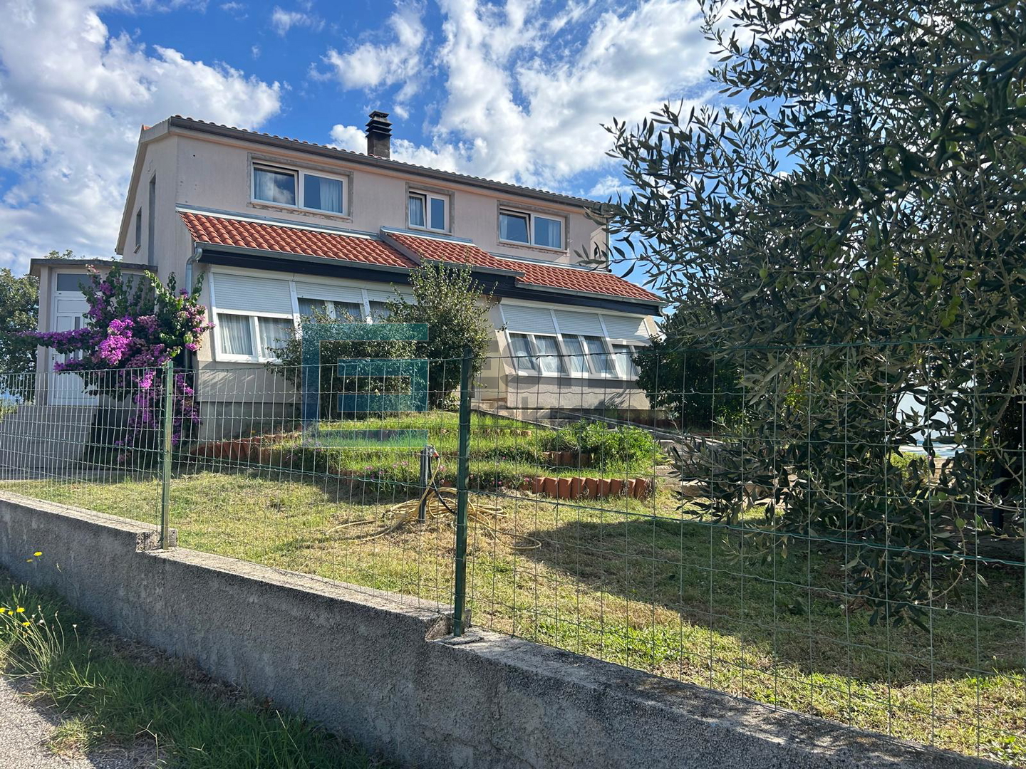 Kuća s bazenom i velikom okućnicom PRODAJA blizina Zadra