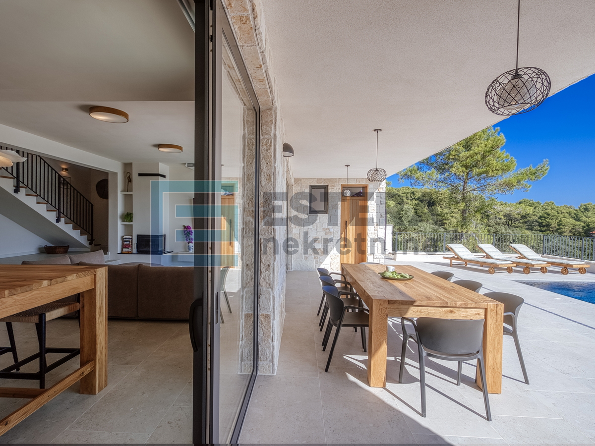 Vila s bazenom i pogledom na more PRODAJA, otok Iž, 100 m od mora