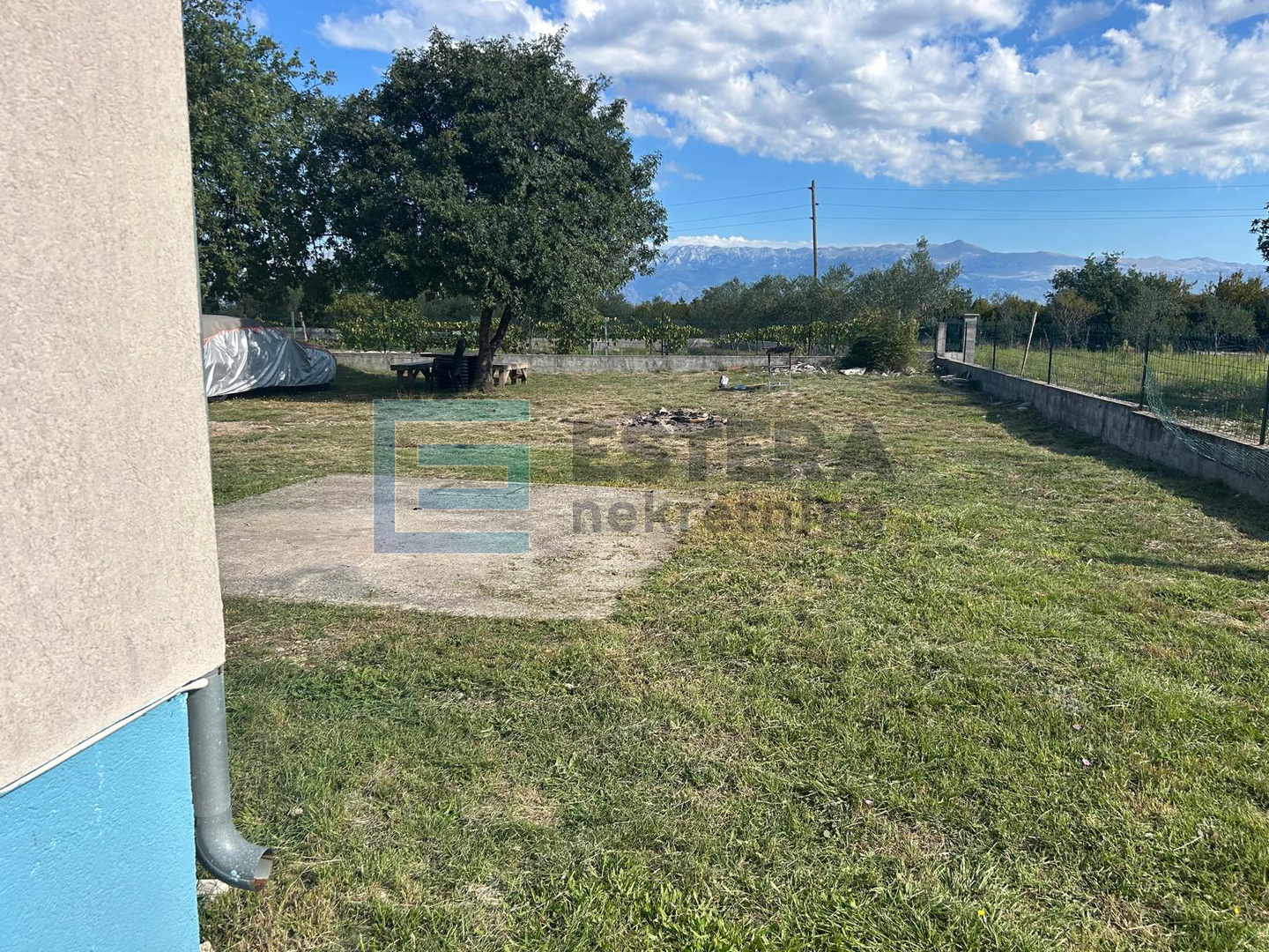 Kuća s bazenom i velikom okućnicom PRODAJA blizina Zadra