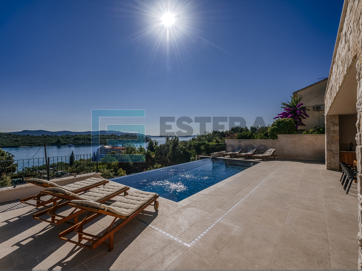 Vila s bazenom i pogledom na more PRODAJA, otok Iž, 100 m od mora