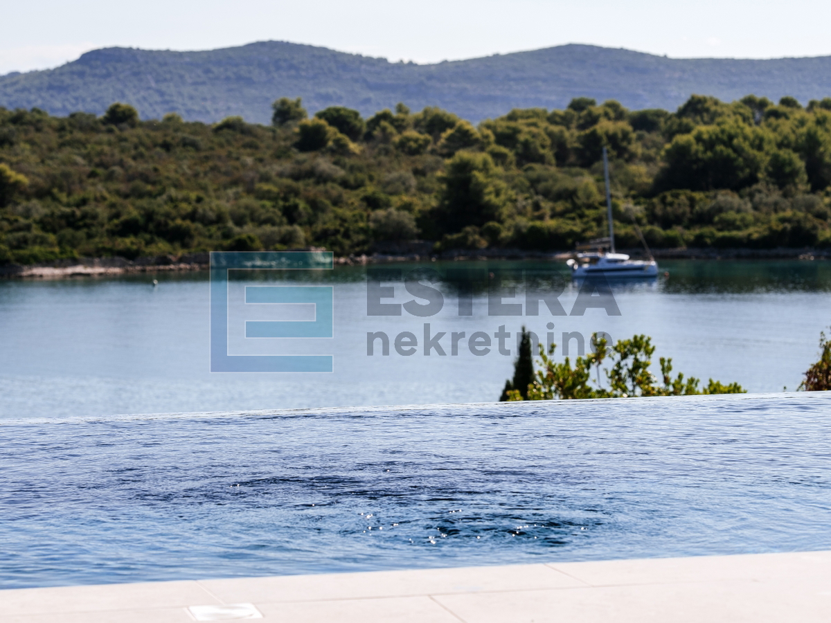 Vila s bazenom i pogledom na more PRODAJA, otok Iž, 100 m od mora