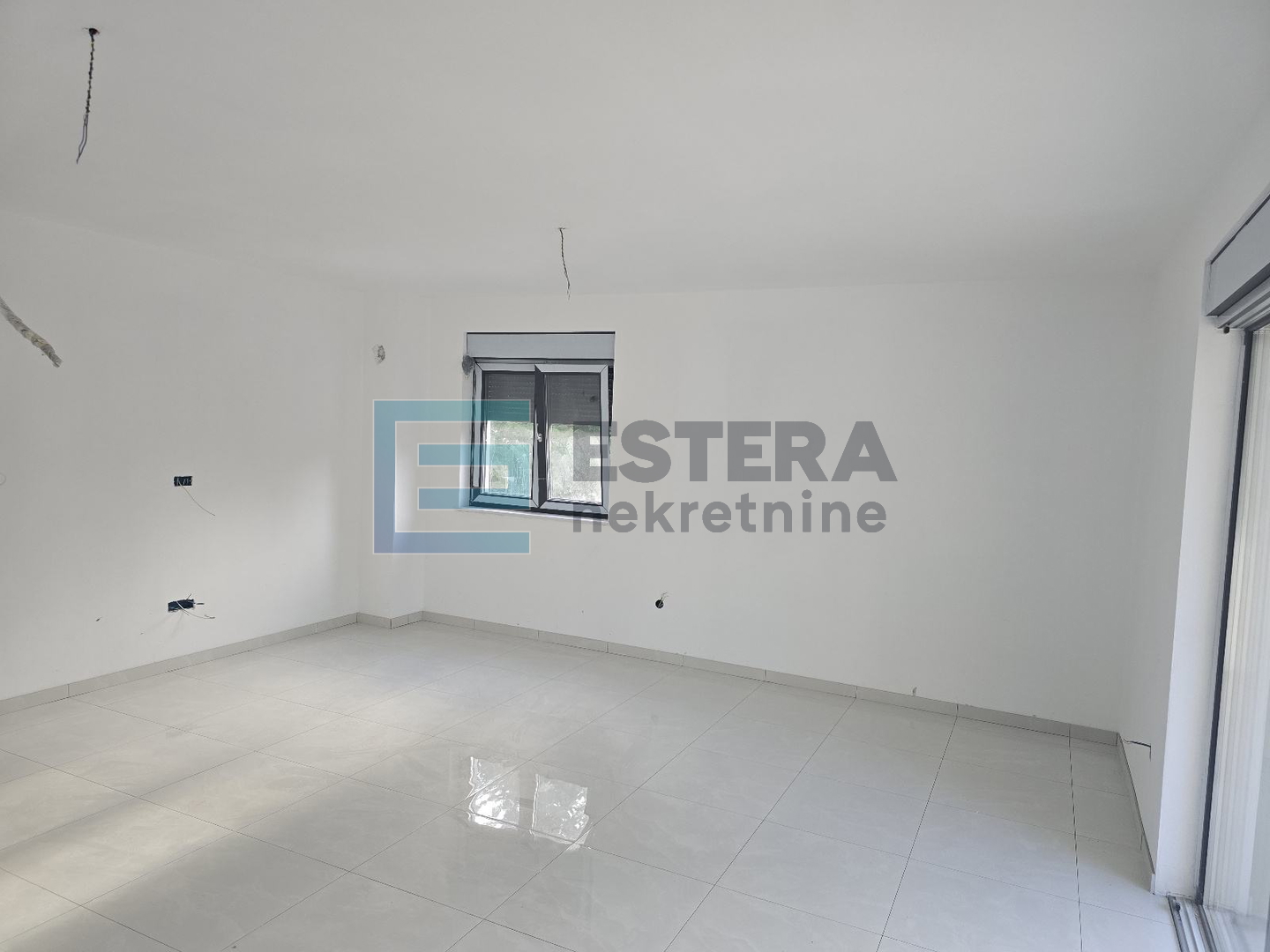 Apartman penthouse 77 m2 PRODAJA Pakoštane, 3s, 2. kat, krovna terasa, loggia, 2x parking, 300 m od mora