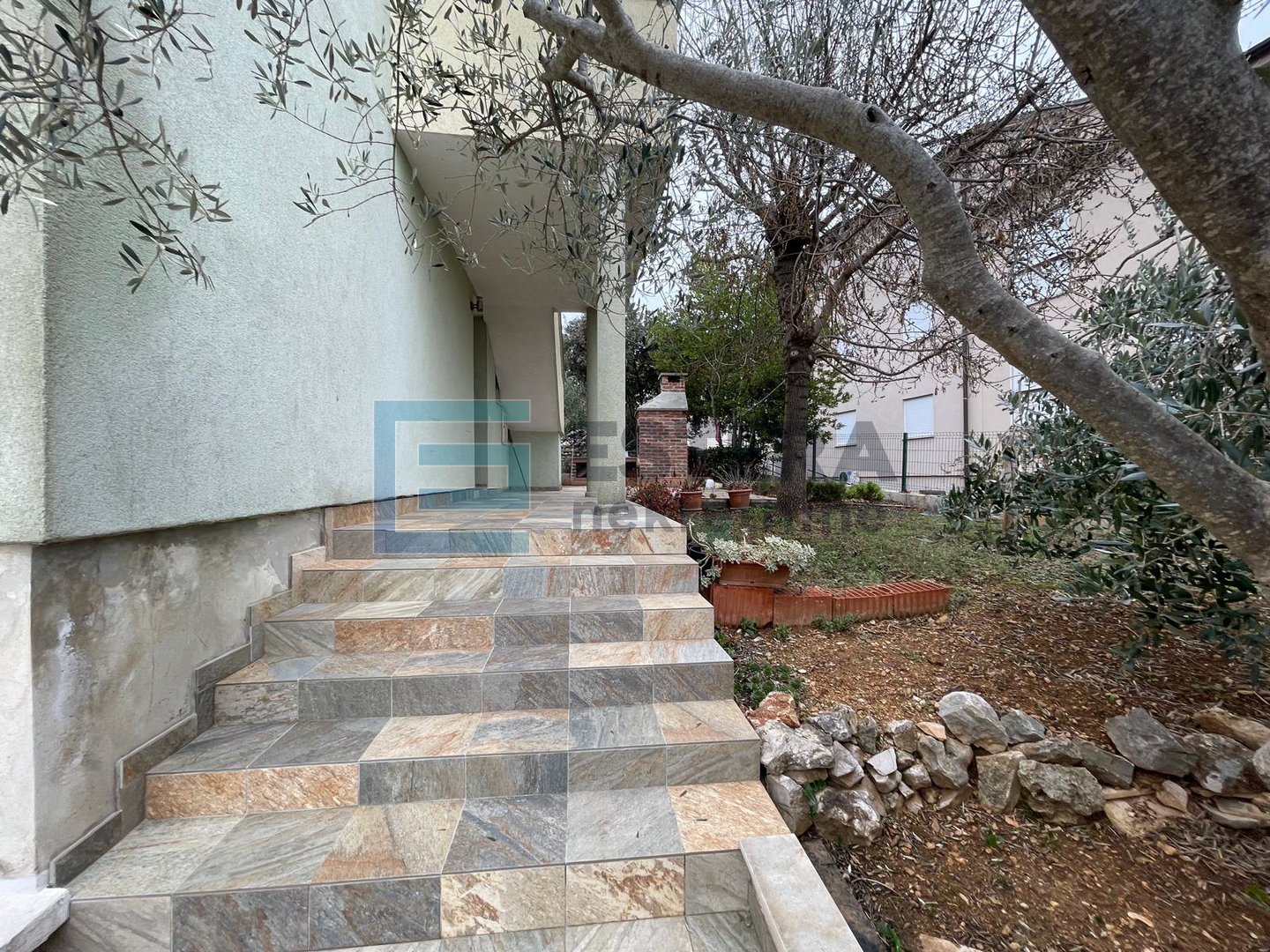 Apartmanska kuća m2 PRODAJA, Pašman, Ždrelac, 60 m od mora, garaža