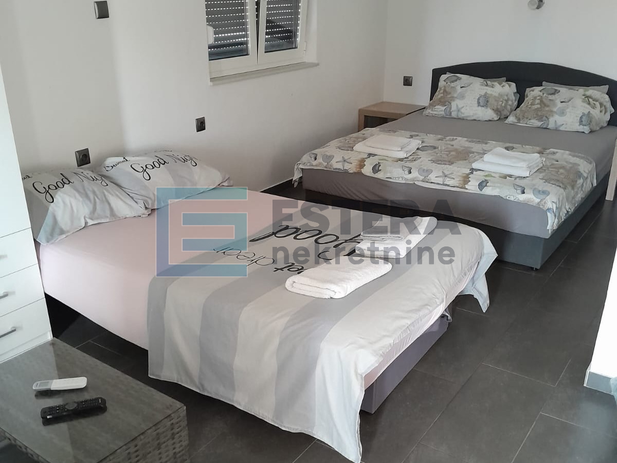 Kuća 244 m2 PRODAJA Biograd na Moru, 8 apartmana, bazen