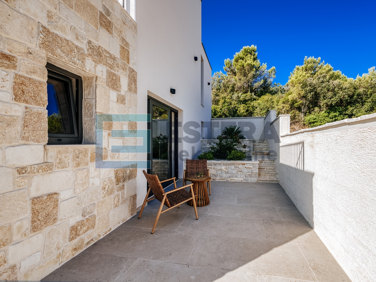 Vila s bazenom i pogledom na more PRODAJA, otok Iž, 100 m od mora