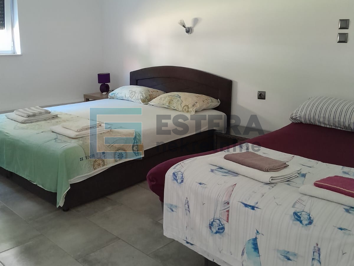 Kuća 244 m2 PRODAJA Biograd na Moru, 8 apartmana, bazen