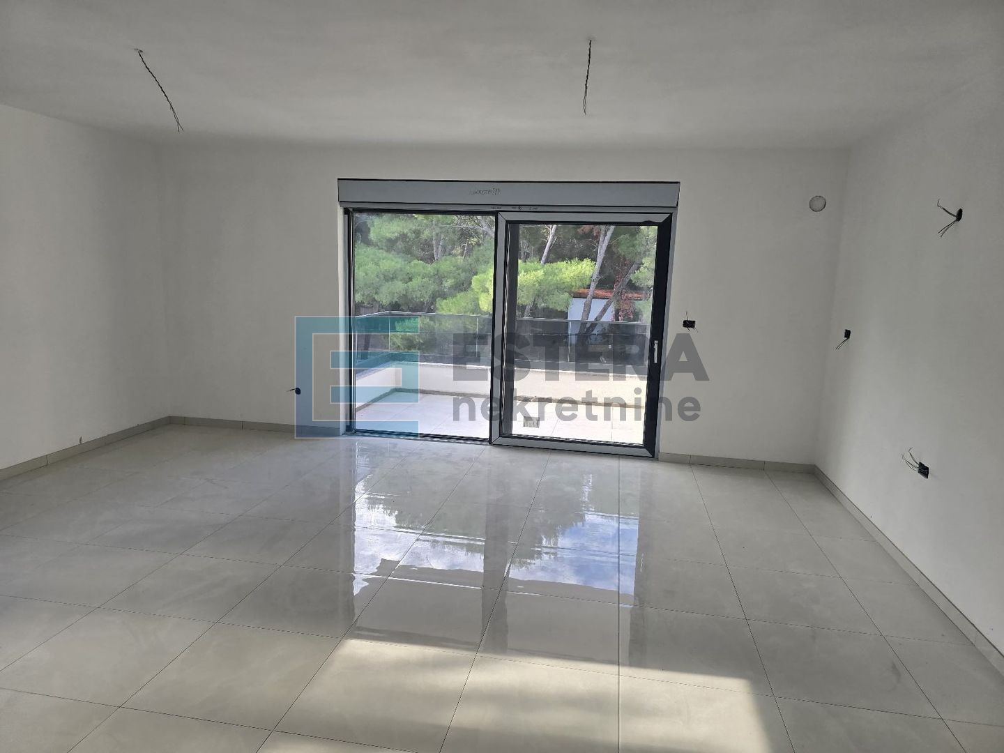 Apartman penthouse 77 m2 PRODAJA Pakoštane, 3s, 2. kat, krovna terasa, loggia, 2x parking, 300 m od mora