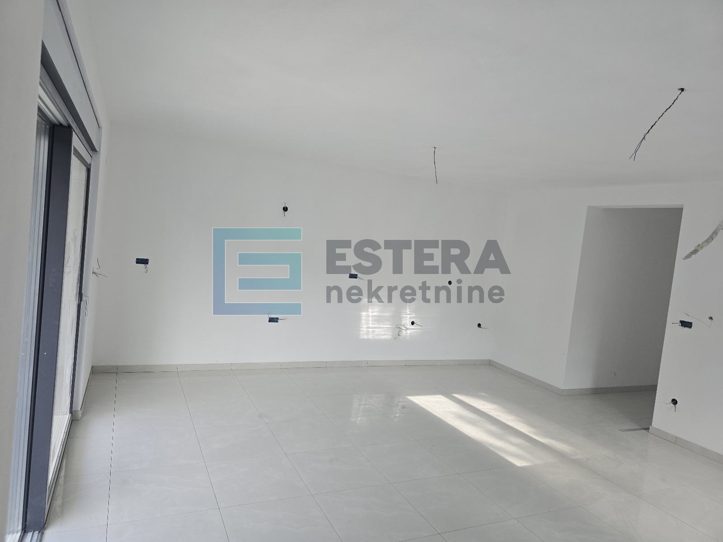 Apartman penthouse 77 m2 PRODAJA Pakoštane, 3s, 2. kat, krovna terasa, loggia, 2x parking, 300 m od mora