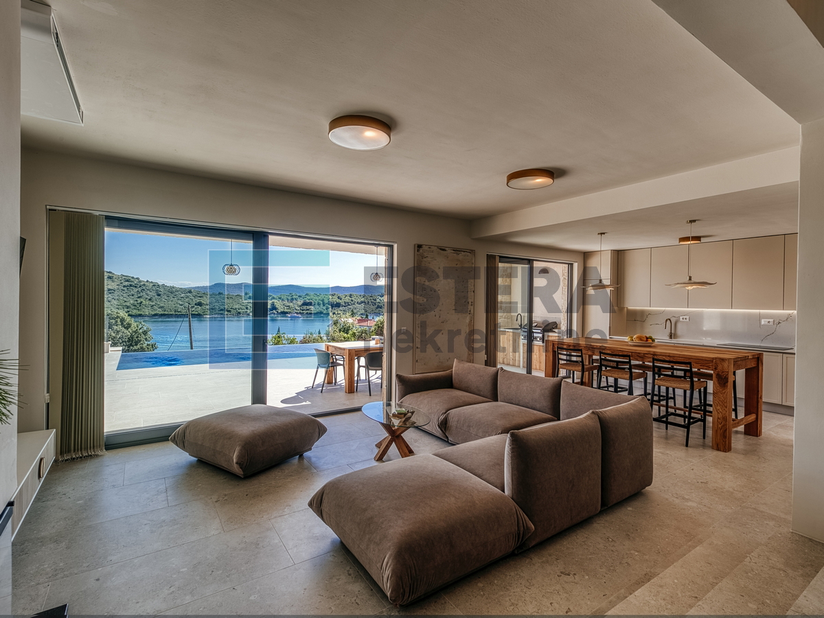 Vila s bazenom i pogledom na more PRODAJA, otok Iž, 100 m od mora