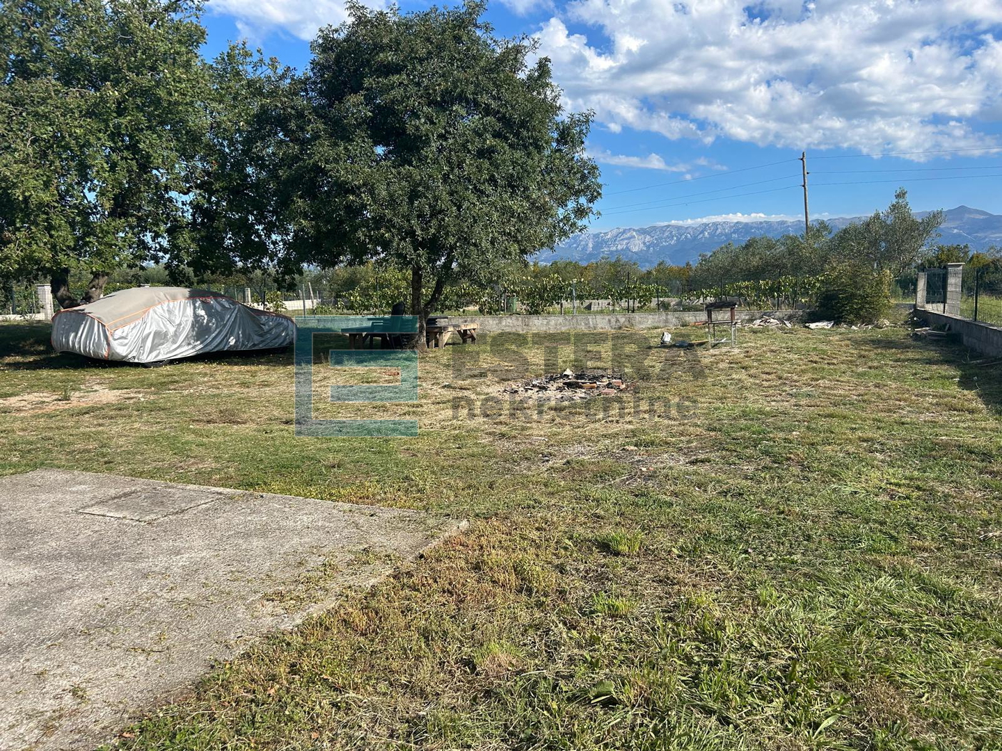 Kuća s bazenom i velikom okućnicom PRODAJA blizina Zadra