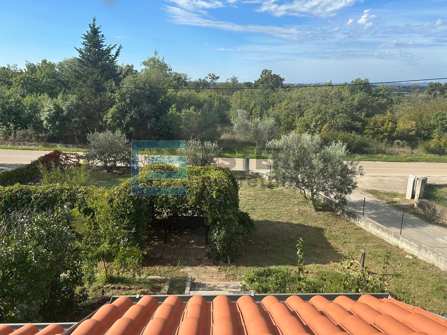 Kuća s bazenom i velikom okućnicom PRODAJA blizina Zadra