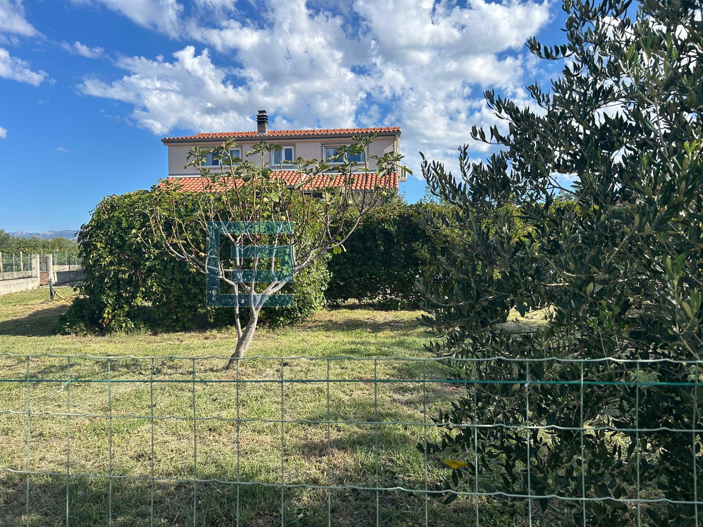 Kuća s bazenom i velikom okućnicom PRODAJA blizina Zadra