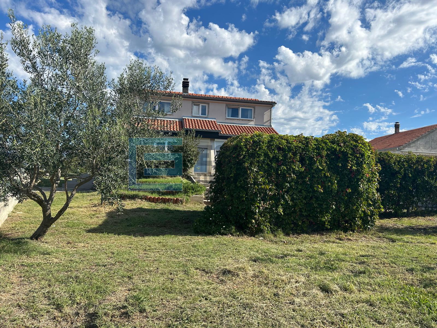 Kuća s bazenom i velikom okućnicom PRODAJA blizina Zadra