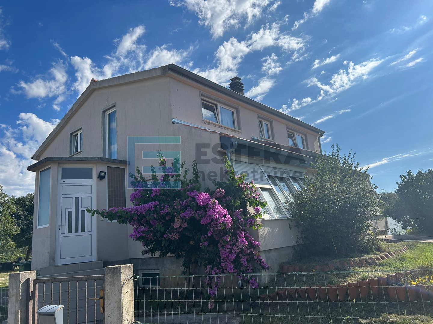 Kuća s bazenom i velikom okućnicom PRODAJA blizina Zadra