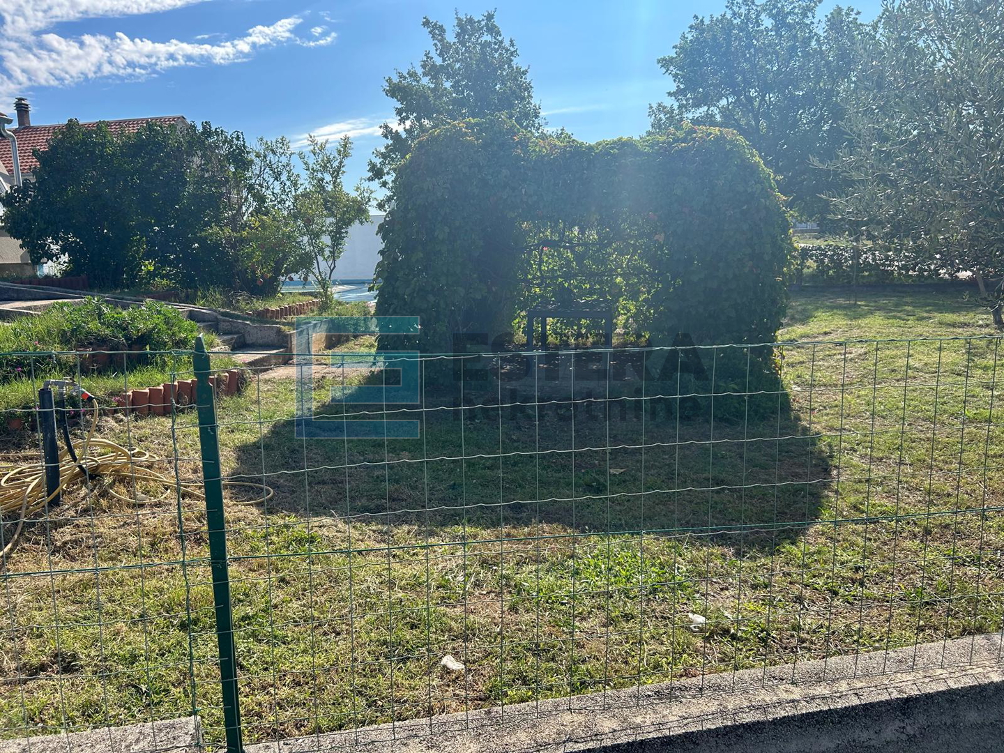 Kuća s bazenom i velikom okućnicom PRODAJA blizina Zadra