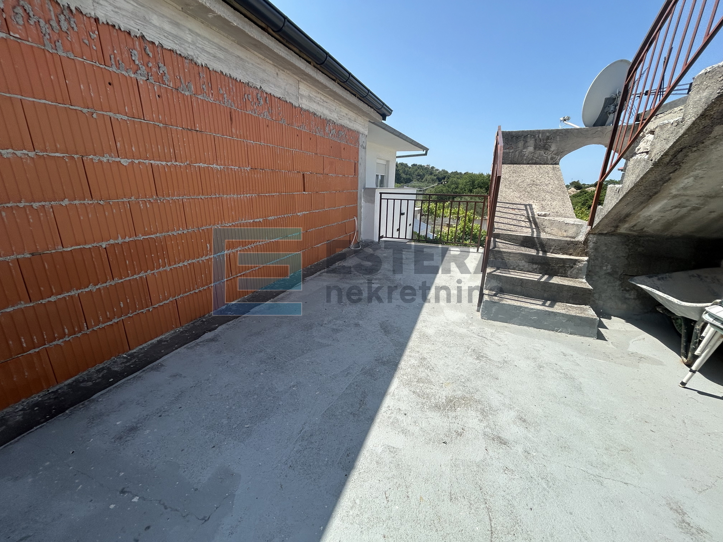 DRAGE PAKOŠTANE KAMENA KUĆA,POGLED NA MORE  PRODAJA