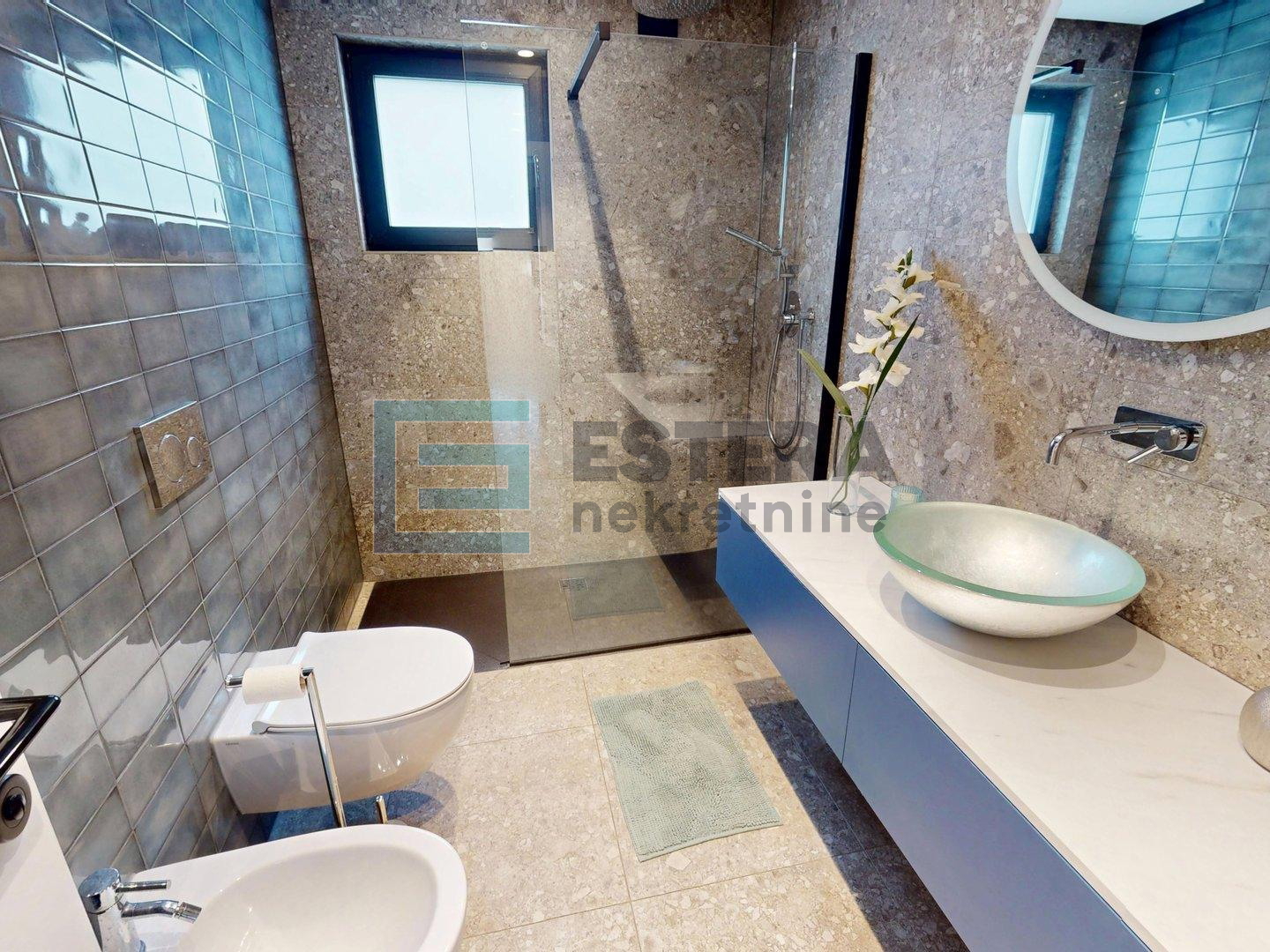 Kuća PRODAJA Vrbovec 367 m2, 4 etaže, 3 stana, garaža, vrt, 3 VPM