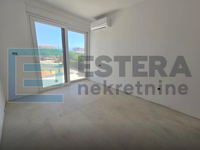 Apartman PRODAJA Vrsi, 121 m2, 4s, vrt, bazen, 2 parkinga