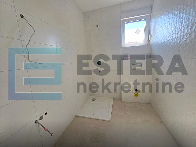 Apartman PRODAJA Vrsi, 121 m2, 4s, vrt, bazen, 2 parkinga