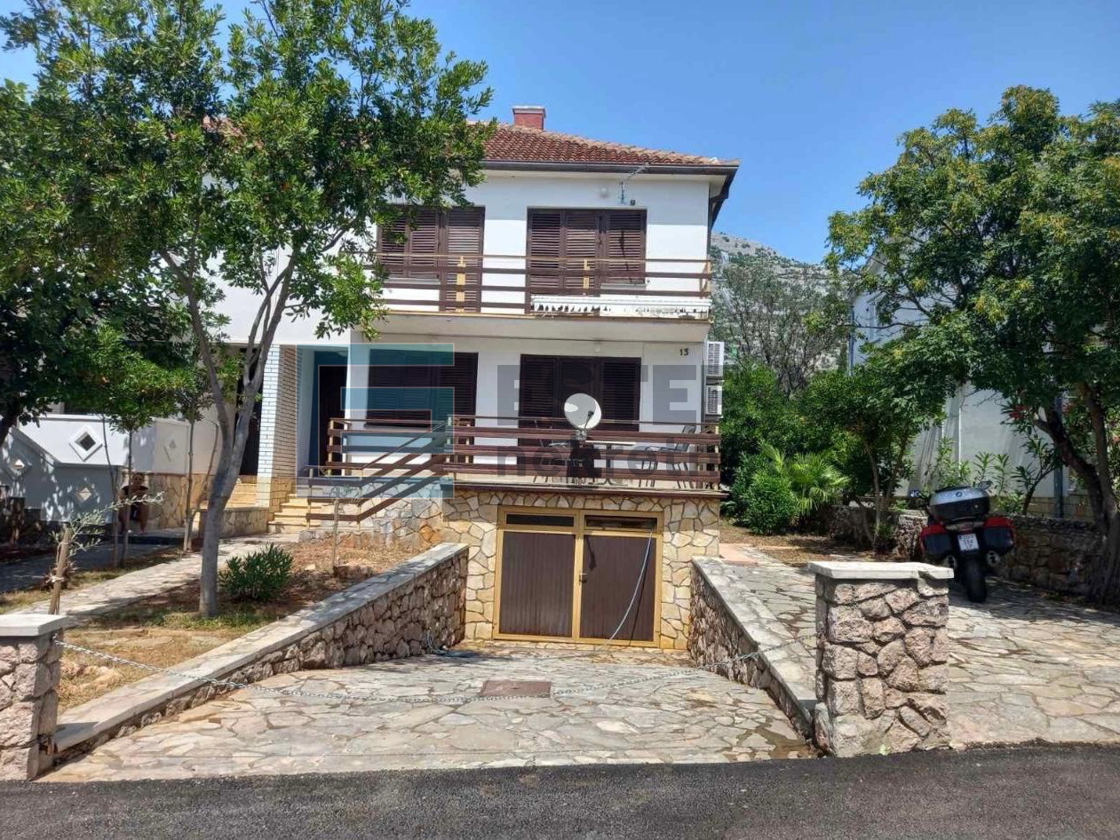 Kuća PRODAJA Starigrad, 173 m2, 60 m od mora, 3 etaže, 2 stana, garaža