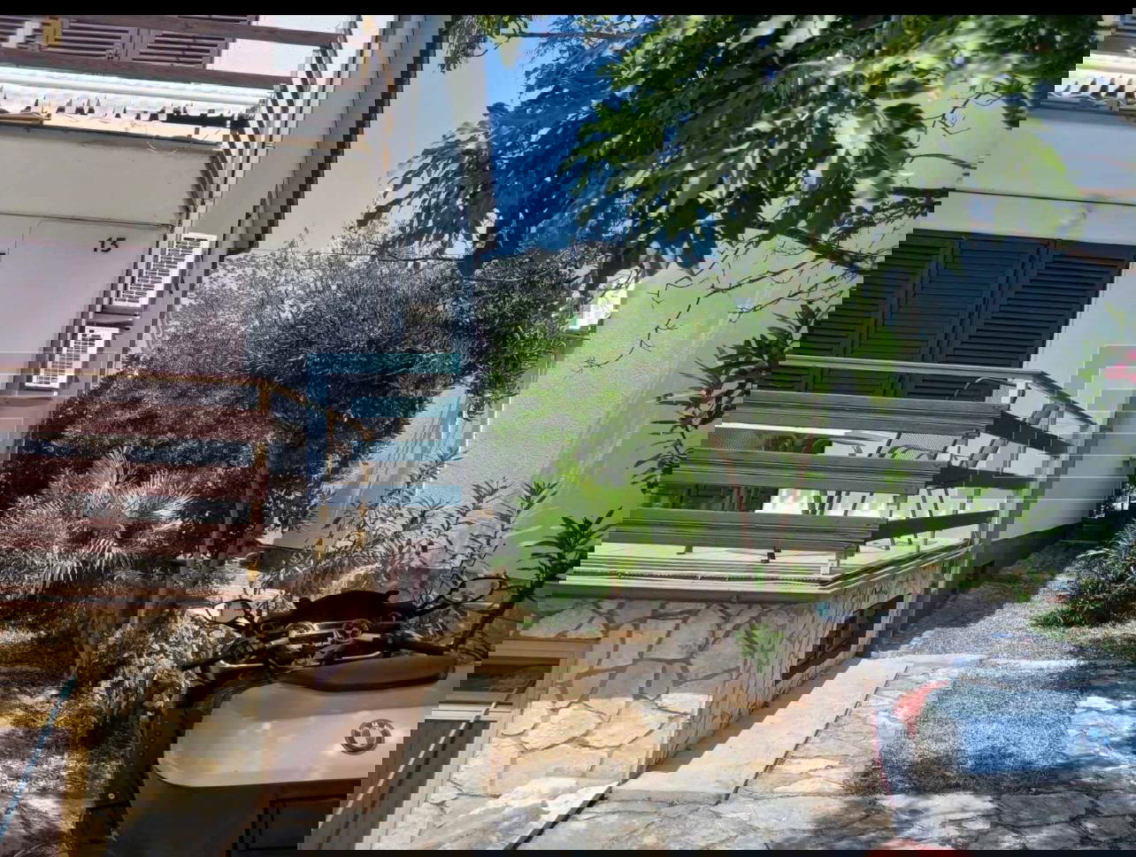 Kuća PRODAJA Starigrad, 173 m2, 60 m od mora, 3 etaže, 2 stana, garaža