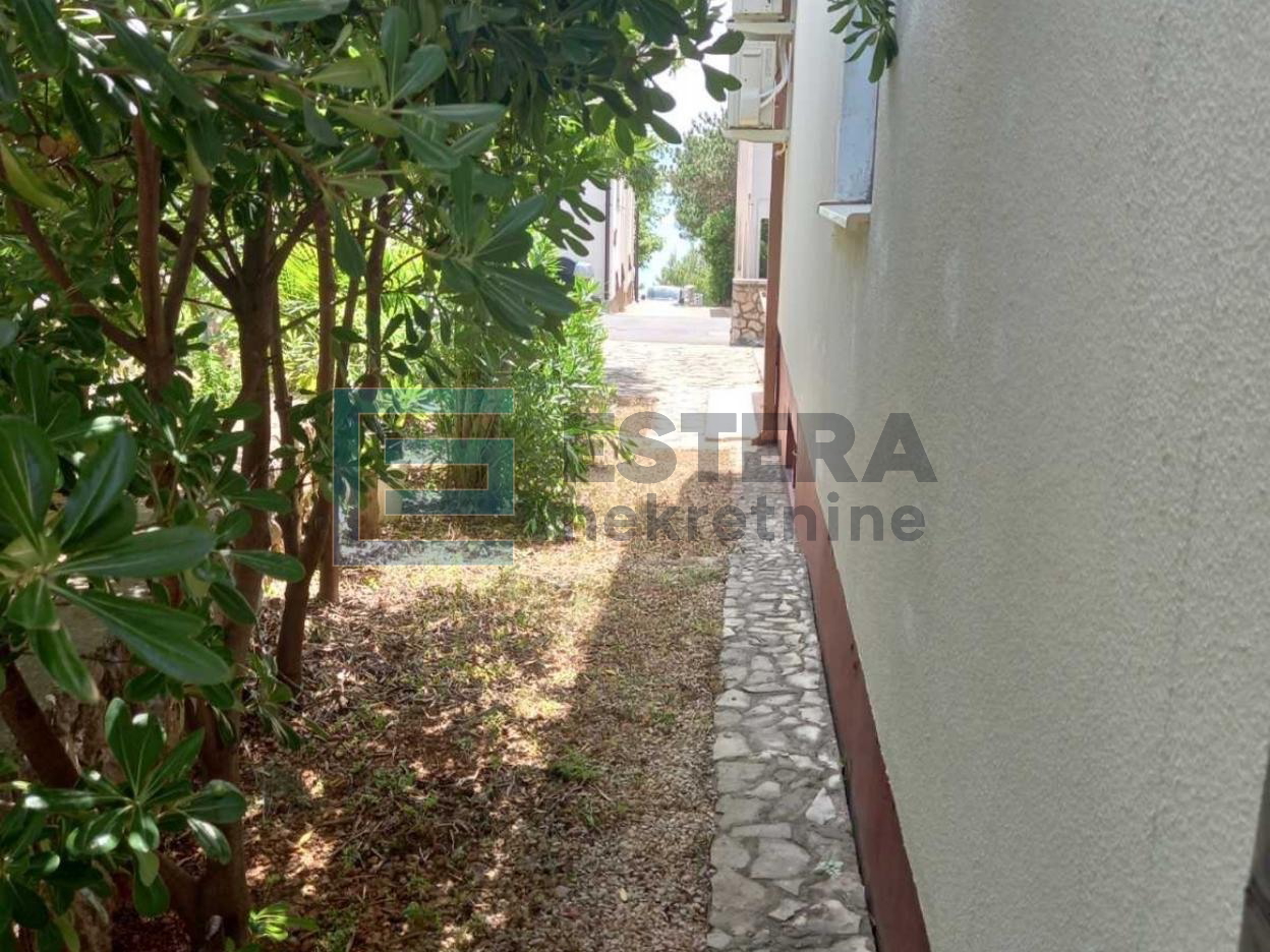 Kuća PRODAJA Starigrad, 173 m2, 60 m od mora, 3 etaže, 2 stana, garaža