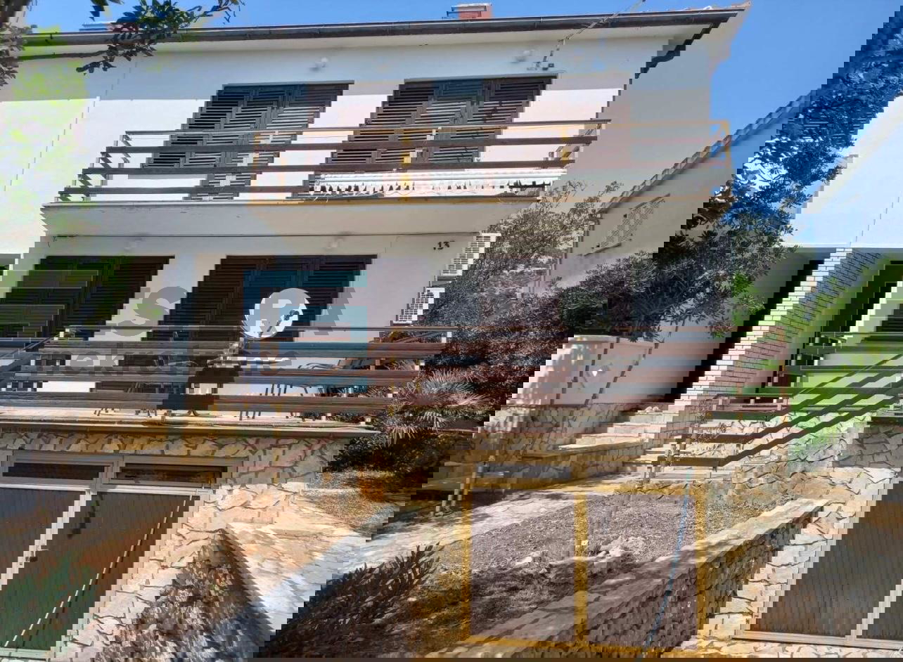 Kuća PRODAJA Starigrad, 173 m2, 60 m od mora, 3 etaže, 2 stana, garaža