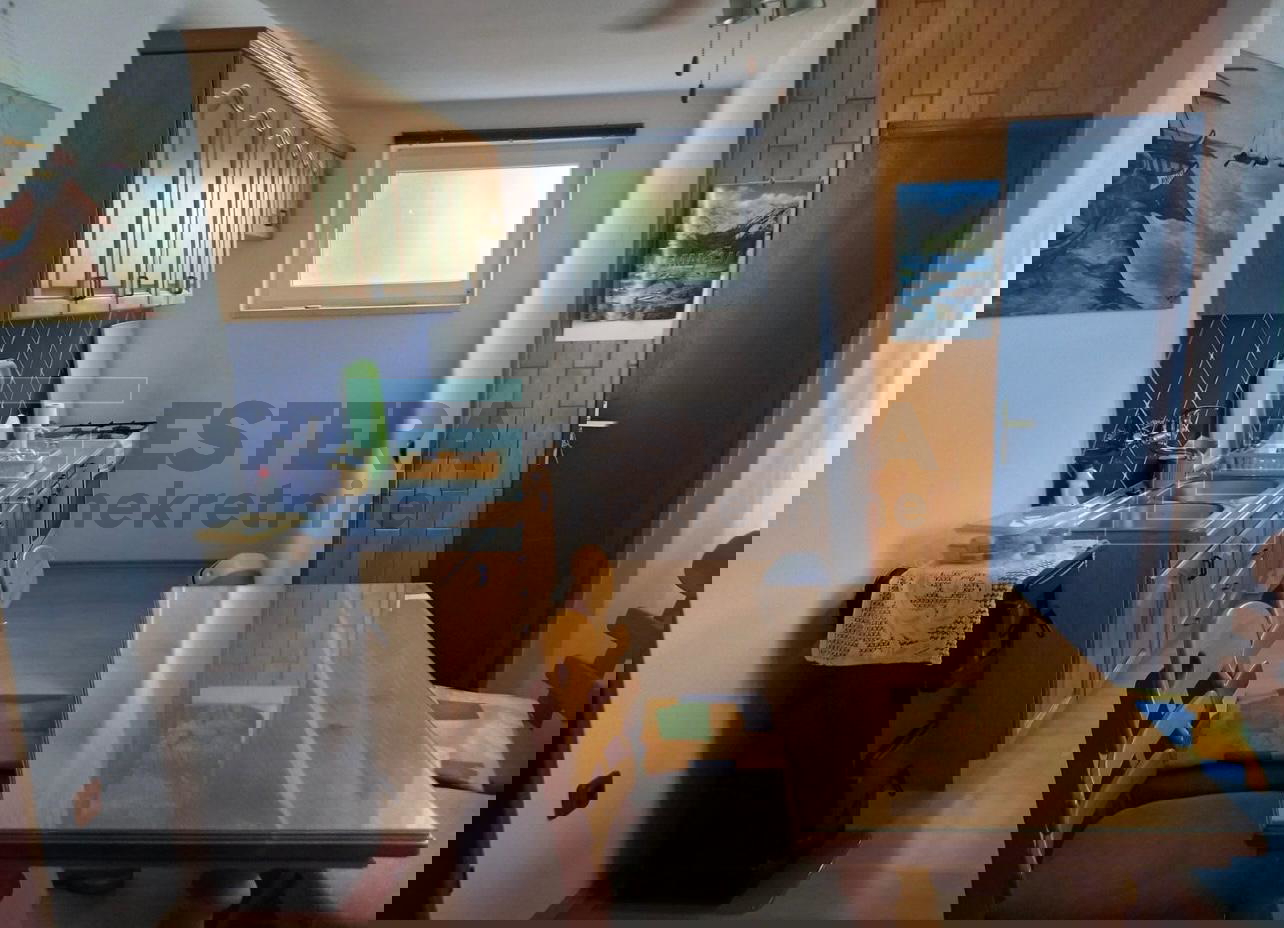 Kuća PRODAJA Starigrad, 173 m2, 60 m od mora, 3 etaže, 2 stana, garaža