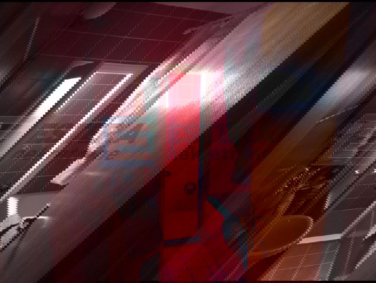 Kuća PRODAJA Starigrad, 173 m2, 60 m od mora, 3 etaže, 2 stana, garaža