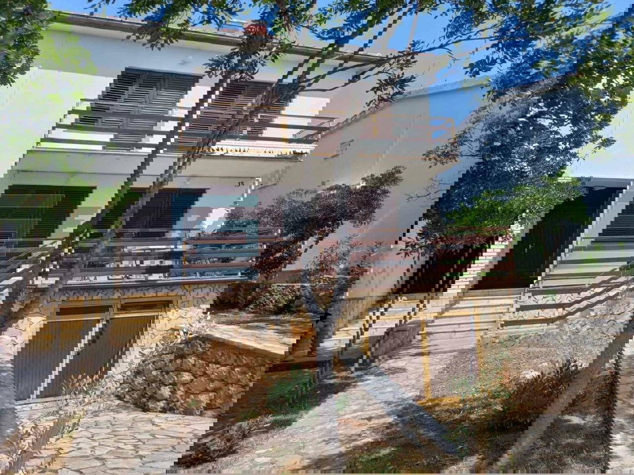 Kuća PRODAJA Starigrad, 173 m2, 60 m od mora, 3 etaže, 2 stana, garaža