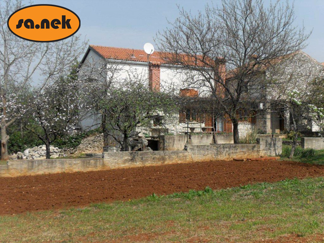 Zemljište sa starom kamenom kućom