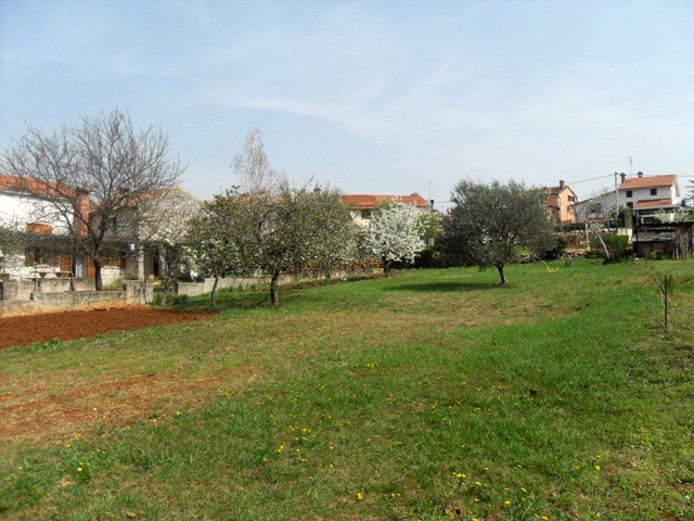 Zemljište sa starom kamenom kućom