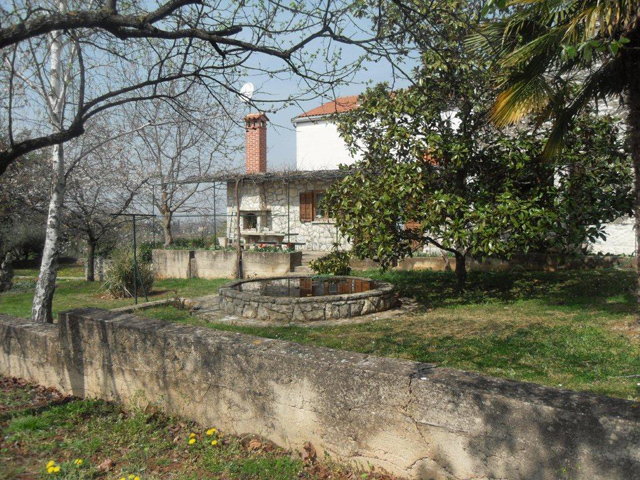 Zemljište sa starom kamenom kućom