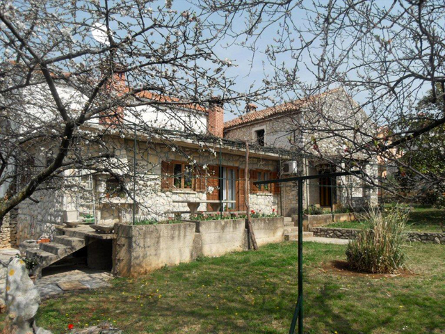 Zemljište sa starom kamenom kućom