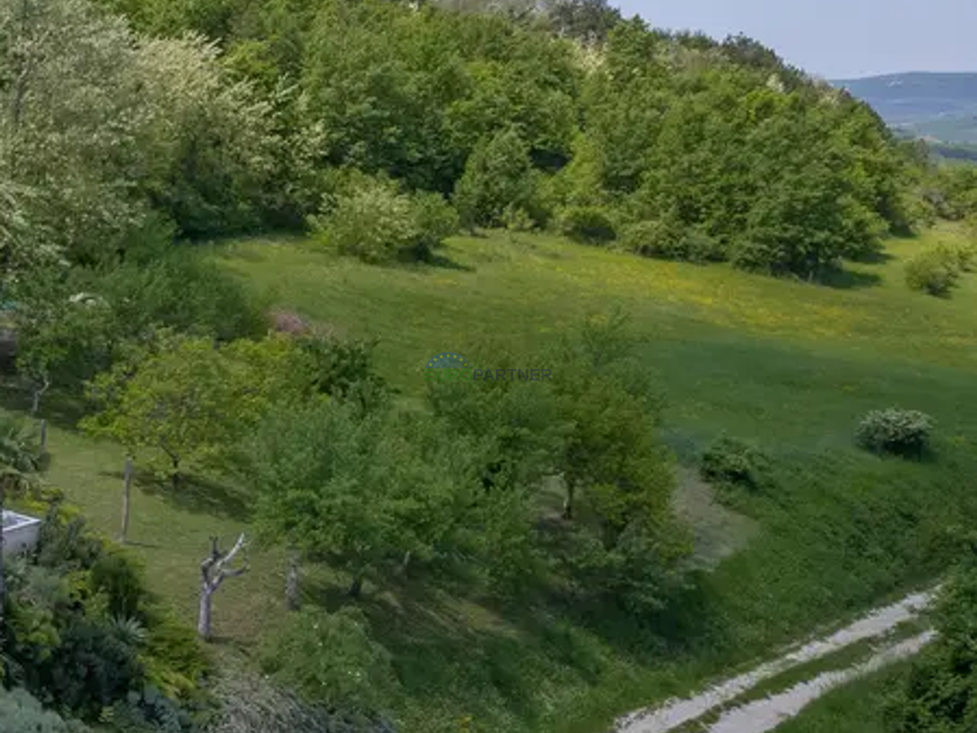 Građevinsko i poljoprivredno zemljište s pogledom na Motovun