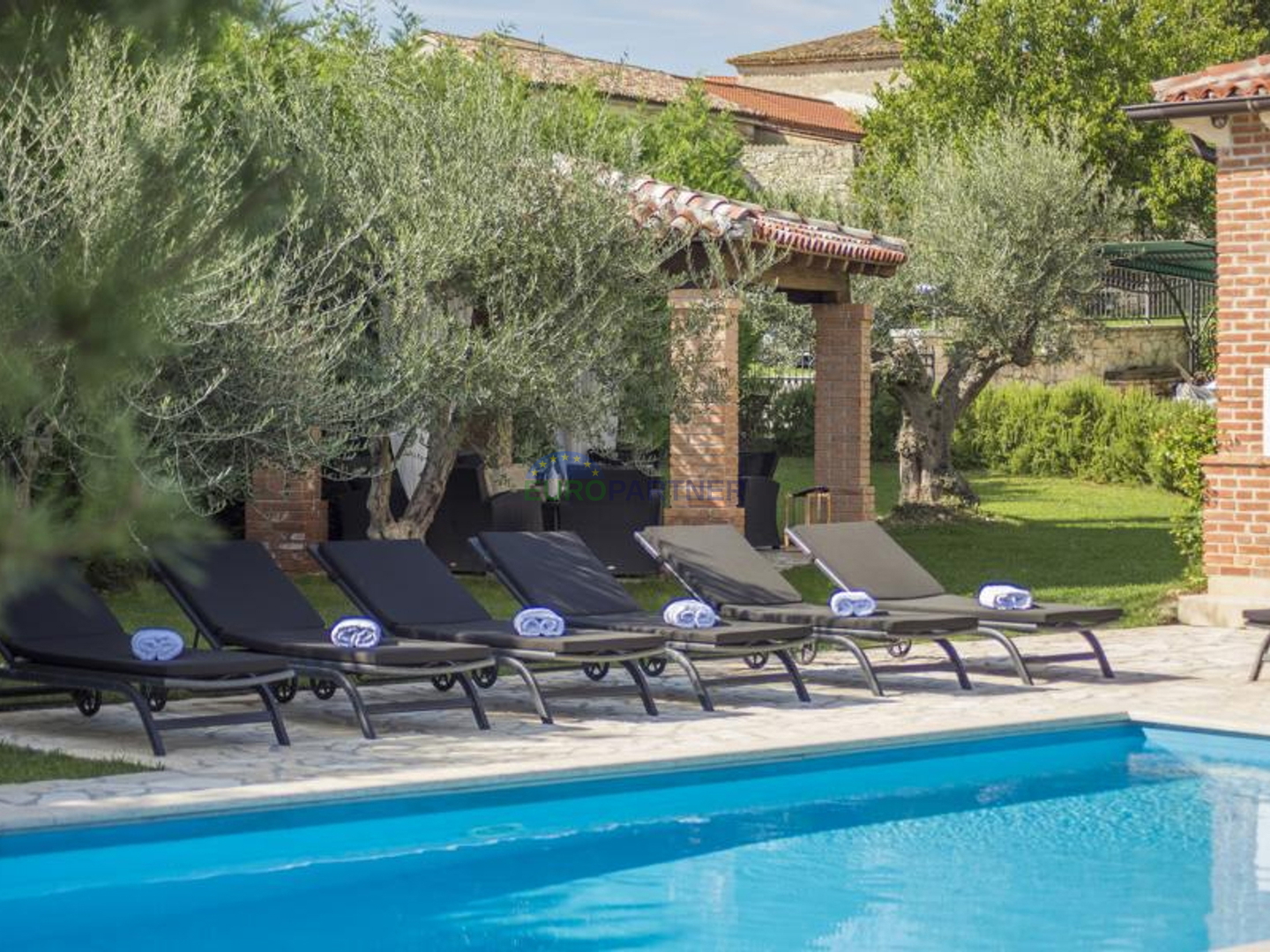 Prekrasna kamena vila sa bazenom i velikim vrtom