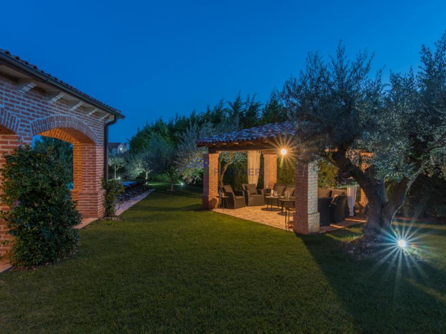 Prekrasna kamena vila sa bazenom i velikim vrtom