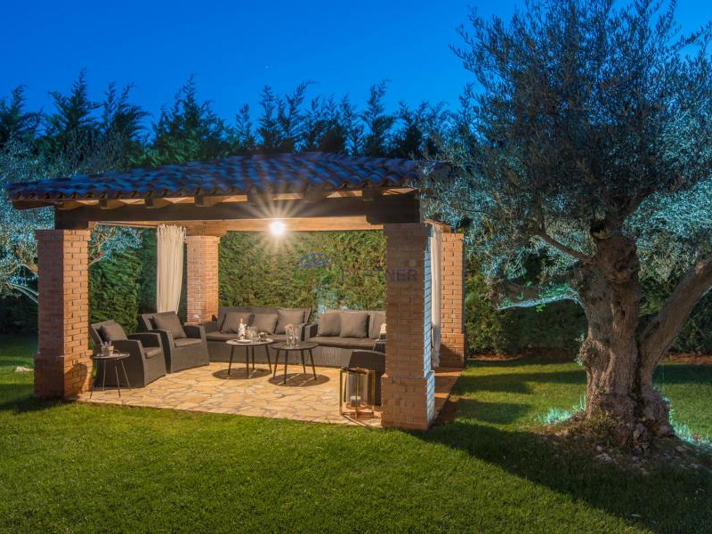 Prekrasna kamena vila sa bazenom i velikim vrtom