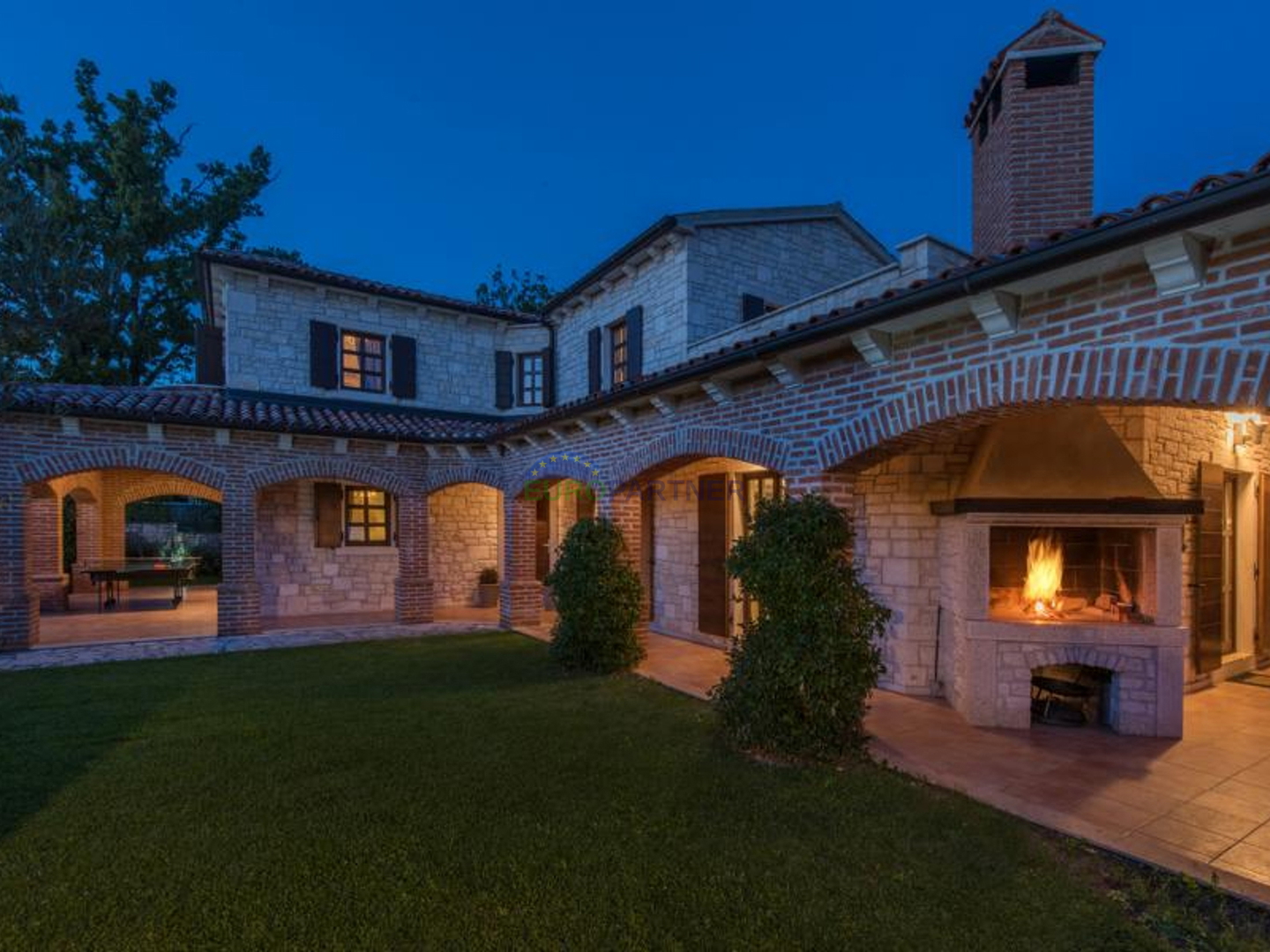 Prekrasna kamena vila sa bazenom i velikim vrtom